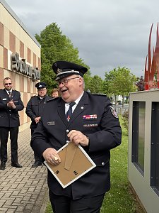 Menschen bei der Ehrung der Alterskameraden der Feuerwehr
