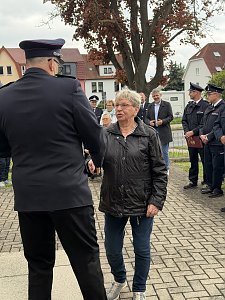 Menschen bei der Ehrung der Alterskameraden der Feuerwehr