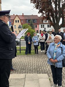 Menschen bei der Ehrung der Alterskameraden der Feuerwehr