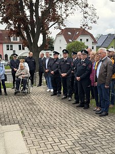 Menschen bei der Ehrung der Alterskameraden der Feuerwehr