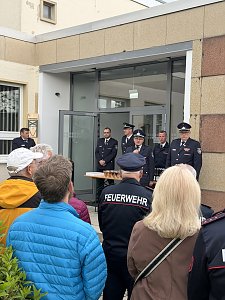 Menschen bei der Ehrung der Alterskameraden der Feuerwehr