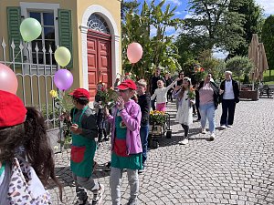 Bunter Festumzug mit Kindern