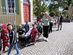 Bunter Festumzug mit Kindern