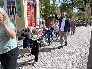 Bunter Festumzug mit Kindern