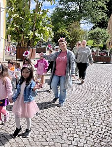 Bunter Festumzug mit Kindern