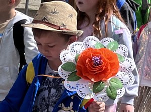 Bunter Festumzug mit Kindern