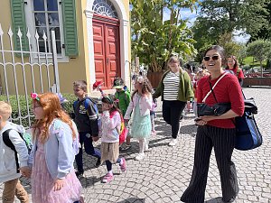 Bunter Festumzug mit Kindern