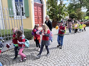 Bunter Festumzug mit Kindern