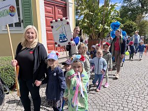 Bunter Festumzug mit Kindern