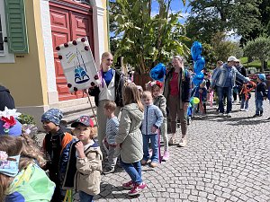 Bunter Festumzug mit Kindern