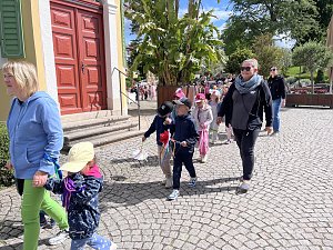 Bunter Festumzug mit Kindern