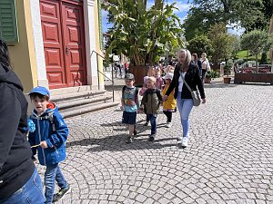Bunter Festumzug mit Kindern