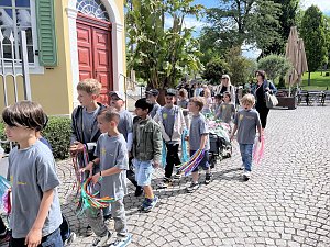 Bunter Festumzug mit Kindern