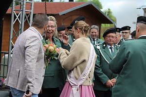 Fest mit Bieranstich, Spielmannszug und Sch&uuml;tzenverein