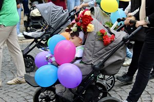 Feiernde Menschen bei einem Festumzug