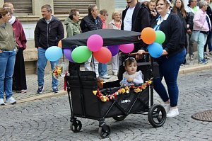 Feiernde Menschen bei einem Festumzug