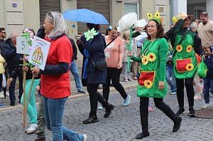 Feiernde Menschen bei einem Festumzug