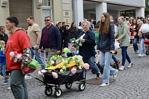 Feiernde Menschen bei einem Festumzug