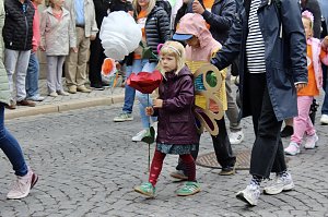 Feiernde Menschen bei einem Festumzug