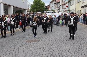 Feiernde Menschen bei einem Festumzug