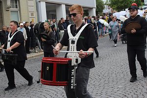 Feiernde Menschen bei einem Festumzug