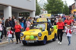 Feiernde Menschen bei einem Festumzug