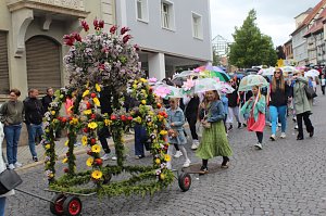 Feiernde Menschen bei einem Festumzug