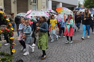 Feiernde Menschen bei einem Festumzug