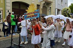 Feiernde Menschen bei einem Festumzug