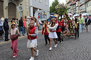 Feiernde Menschen bei einem Festumzug
