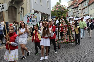 Feiernde Menschen bei einem Festumzug