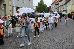 Feiernde Menschen bei einem Festumzug