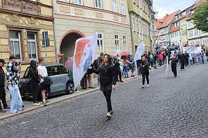 Feiernde Menschen bei einem Festumzug