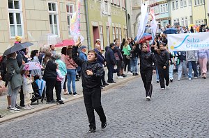 Feiernde Menschen bei einem Festumzug