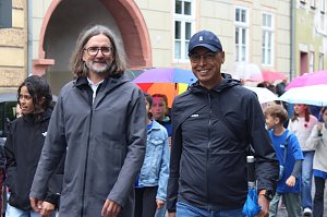 Feiernde Menschen bei einem Festumzug
