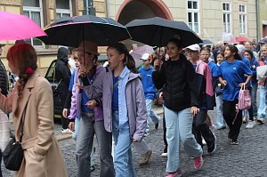 Feiernde Menschen bei einem Festumzug