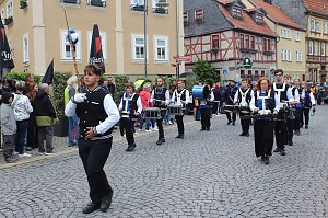 Feiernde Menschen bei einem Festumzug