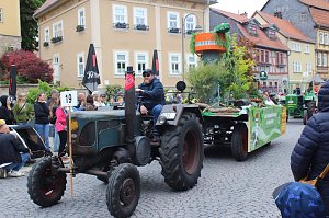 Feiernde Menschen bei einem Festumzug