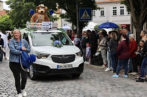 Feiernde Menschen bei einem Festumzug