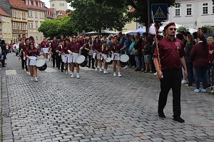 Feiernde Menschen bei einem Festumzug