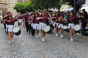 Feiernde Menschen bei einem Festumzug