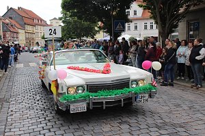 Feiernde Menschen bei einem Festumzug
