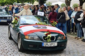 Feiernde Menschen bei einem Festumzug