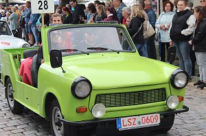 Feiernde Menschen bei einem Festumzug