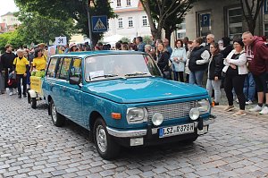 Feiernde Menschen bei einem Festumzug