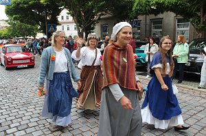 Feiernde Menschen bei einem Festumzug