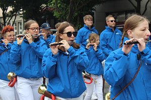 Feiernde Menschen bei einem Festumzug