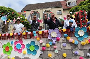 Feiernde Menschen bei einem Festumzug