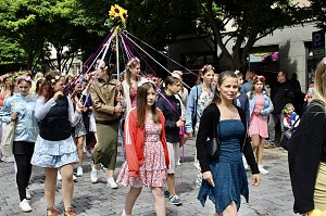 Feiernde Menschen bei einem Festumzug