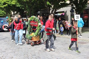 Feiernde Menschen bei einem Festumzug